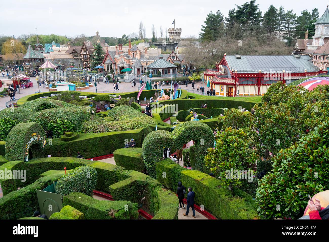 Alices neugieriges Labyrinth im Disneyland Paris Park. Walt Disney Vergnügungspark. Verloren im Labyrinth. Alice im Wunderland. Stockfoto