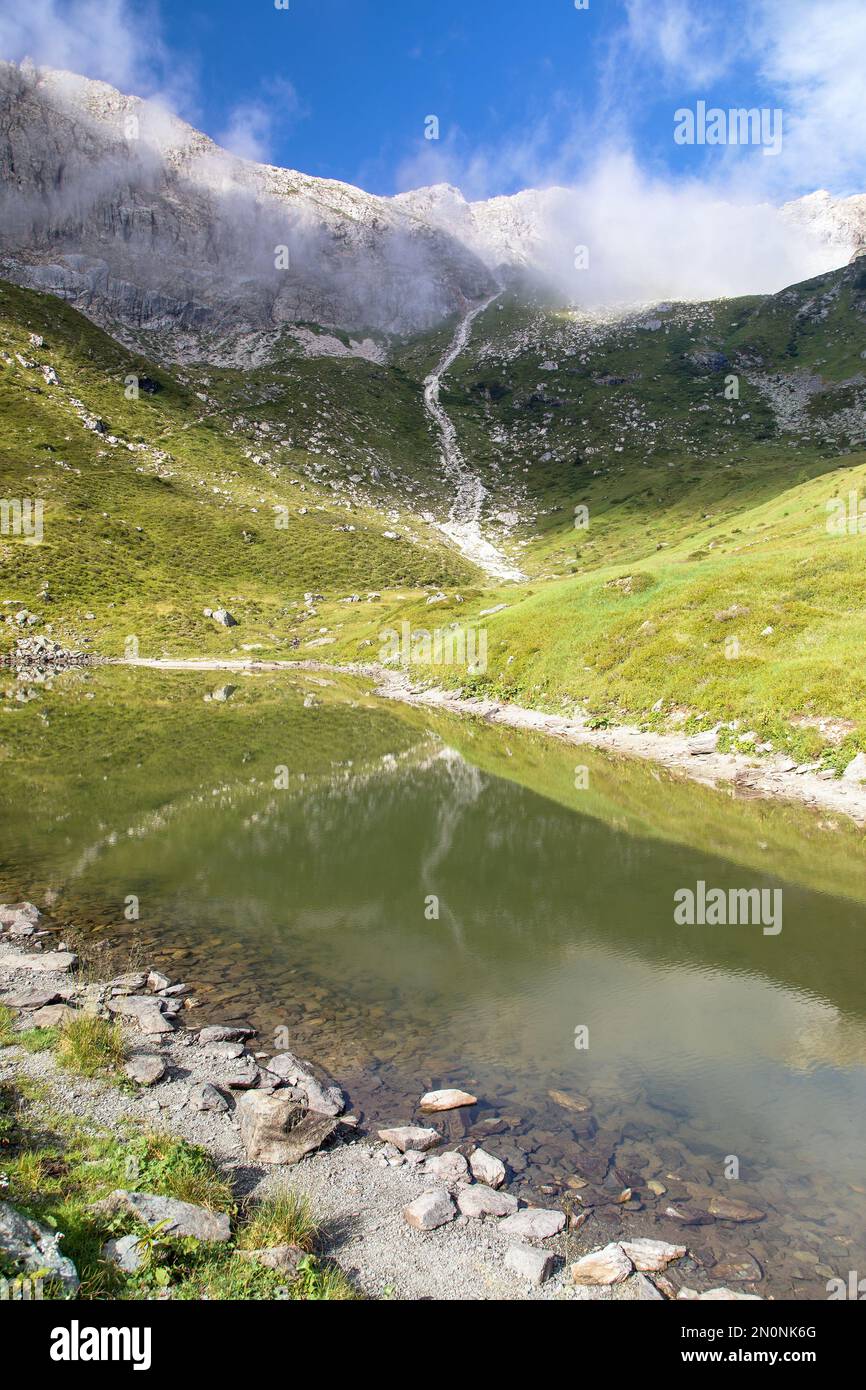 Karnic-Alpen und kleiner Bergsee, Karnische Alpen, Österreich Stockfoto