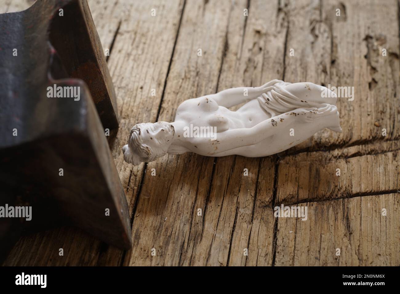 Gebrochene Frauenstatue als Ausdruck des Gewaltbegriffs Stockfoto