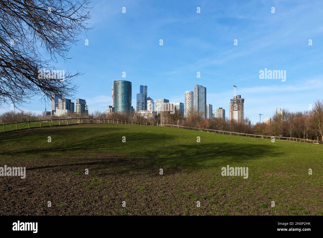 Mudshute Park auf der Isle of Dogs, London Docklands, Großbritannien, mit Blick auf Canary Wharf Stockfoto