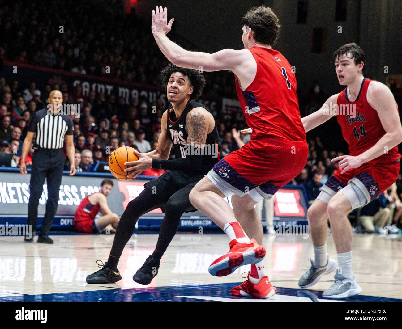 Februar 04 2023 Moraga, CA USA Gonzaga Garde Julian Strawther (0) geht beim NCAA Männer Basketballspiel zwischen Gonzaga Bulldogs und den Saint Mary's Gaels auf den Korb. Saint Mary besiegte Gonzaga in der Verlängerung 78-70 im University Credit Union Pavilion Moraga Calif Thurman James/CSM Stockfoto