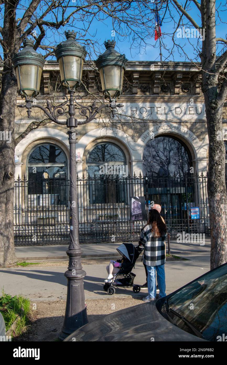 Eltern mit Kinderwagen vor dem Hôtel-Dieu an der Île de la Cité im 4. Arrondissement von Paris, gegründet von Saint Landry. Stockfoto