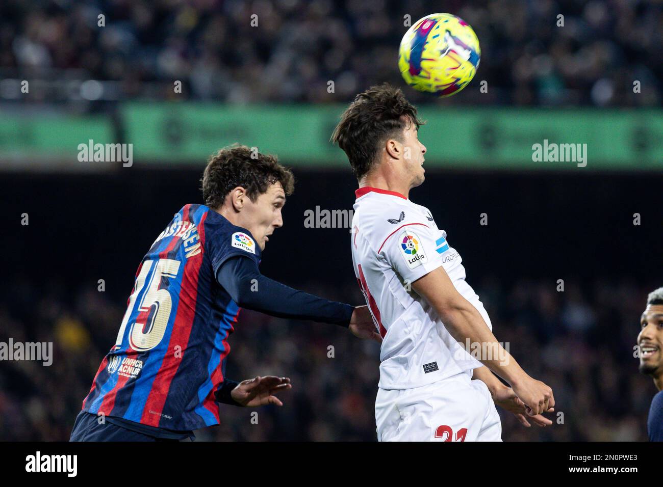 Andreas Christensen vom FC Barcelona in Aktion mit Oliver Torres vom FC Sevilla während des Liga-Spiels zwischen dem FC Barcelona und dem FC Sevilla im Spotify Camp Nou in Barcelona, Spanien. Stockfoto