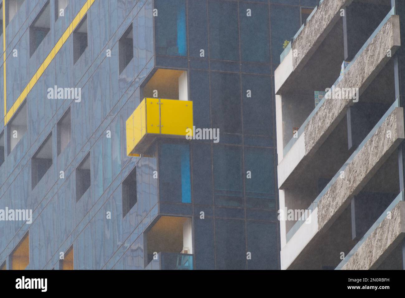 Melbourne Apartment mit Balkon, Stadtarchitektur und Betongebäuden, Australien. Stockfoto