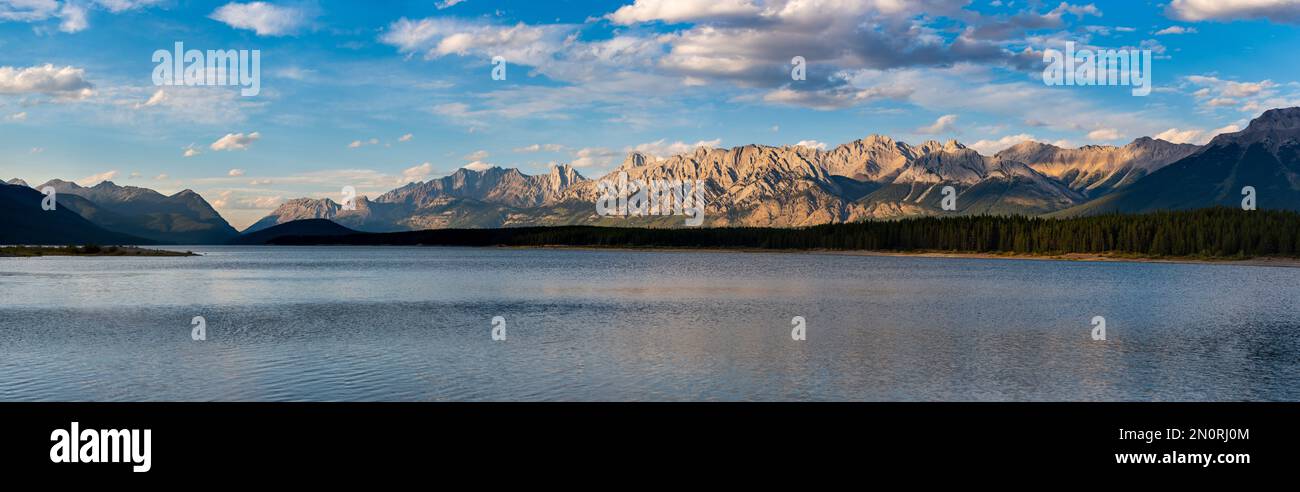 Blick auf den kanadischen Rocky Mountain am Seeufer, Interlakes Campground Kananaskis Country Alberta Canada Stockfoto