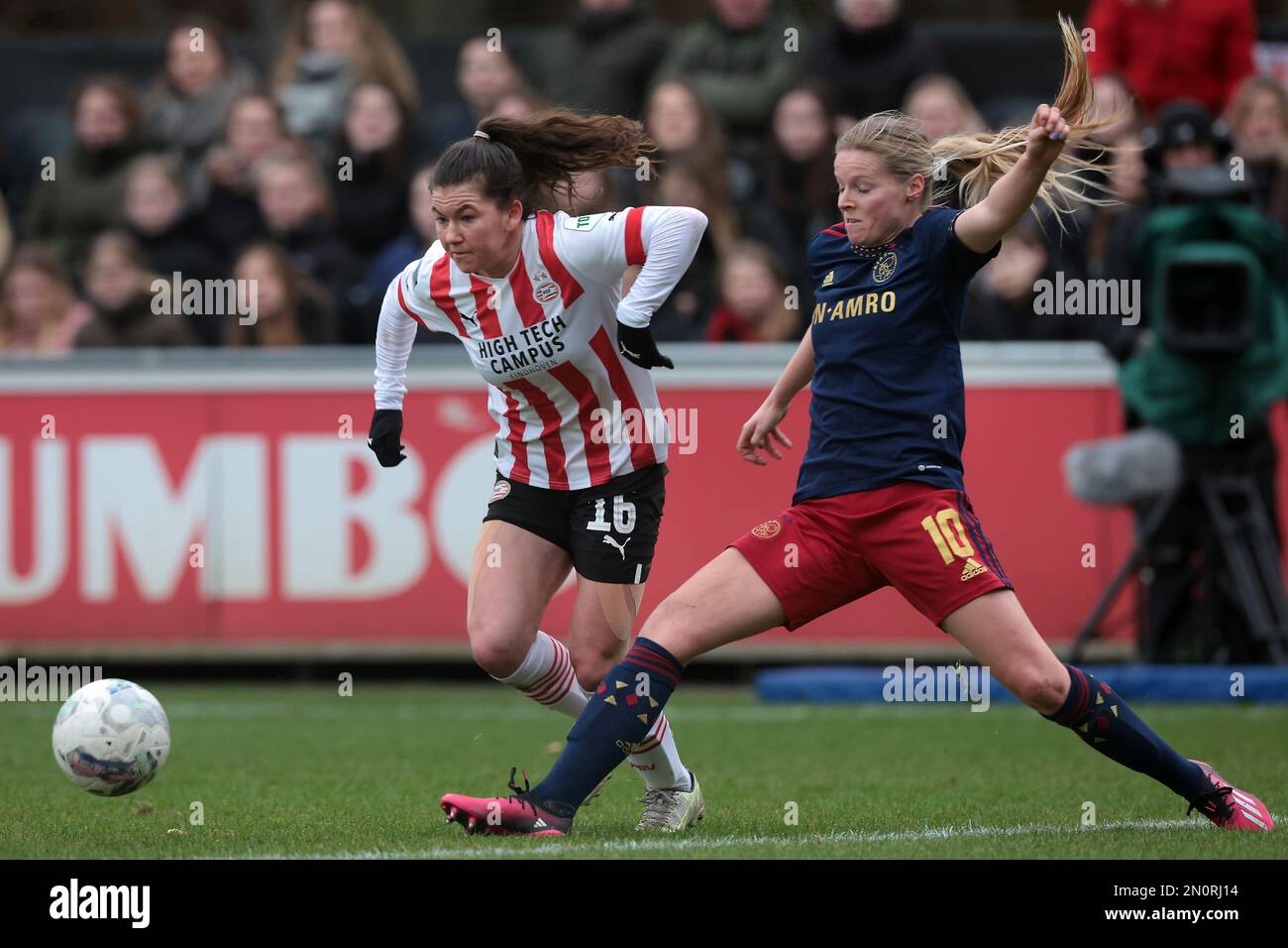 EINDHOVEN - (l-r), Lisa Pechersky von PSV V1, Nadine Noordam von Ajax Women während des niederländischen Eredivisie Women's Match zwischen PSV und Ajax am PSV Campus De Herdgang am 5. Februar 2023 in Eindhoven, Niederlande. AP | niederländische Höhe | Jeroen Putmans Stockfoto
