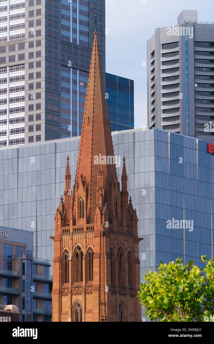 St Paul's Cathedral Melbourne Australia, Außenansicht mit der oberen Hälfte der Kathedrale und den Gebäuden der Stadt im Hintergrund. Stockfoto