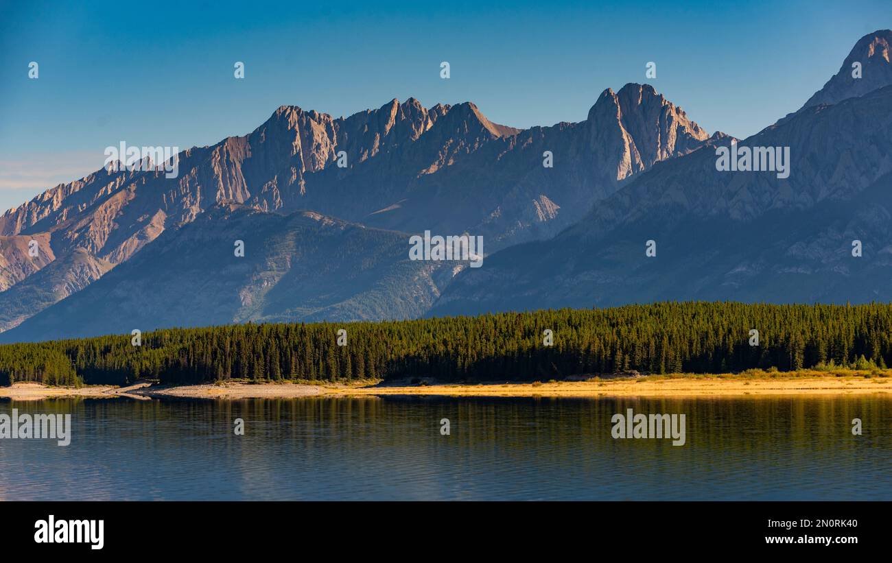 Blick auf den kanadischen Rocky Mountain am Seeufer, Interlakes Campground Kananaskis Country Alberta Canada Stockfoto
