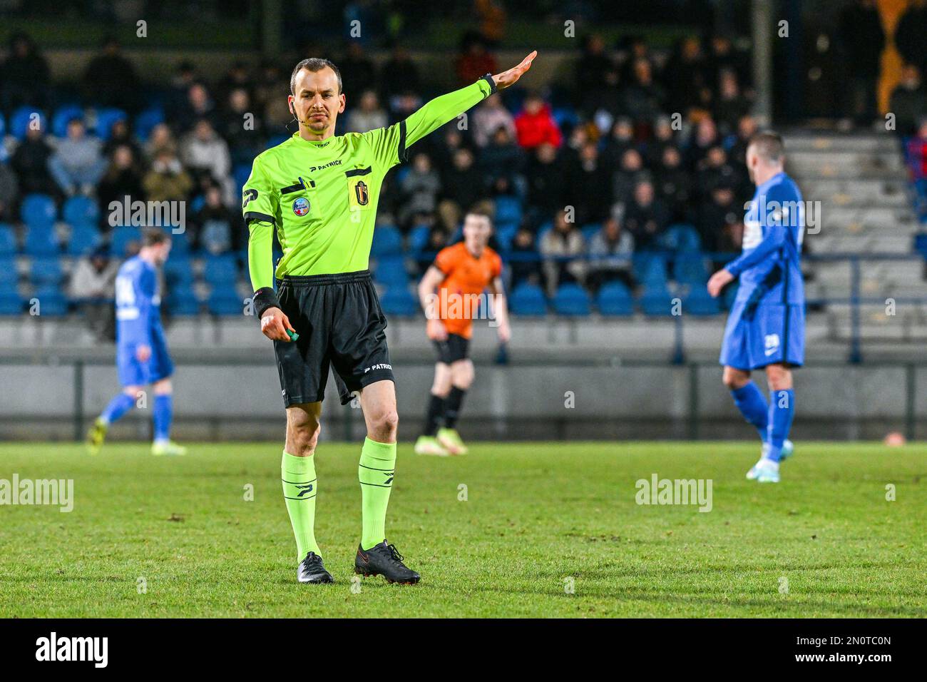 Sint-Jans-Molenbeek, Belgien. 5. Februar 2023. Schiedsrichter Maarten Toeback im Fußballspiel zwischen dem FC Dender und KMSK Deinze während des 21 . Spieltags in der Challenger Pro League für die Saison 2022-2023 am Sonntag , den 5 . Februar 2023 in Sint-Jans-Molenbeek , Belgien . FOTO SPORTPIX | Stijn Audooren Kredit: David Catry/Alamy Live News Stockfoto