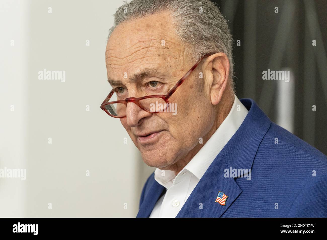 US-Senator Charles Schumer informiert die Medien in New York am 5. Februar 2023 über den Flug eines chinesischen Ballons über das Festland der USA und den Absturz der Küste von South Carolina Stockfoto