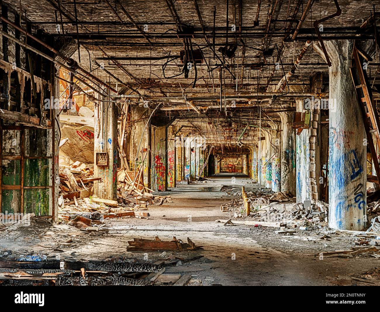 Blick auf die leere Hauptproduktionsfläche einer verlassenen Automobilfabrik in Detroit, Michigan. Stockfoto