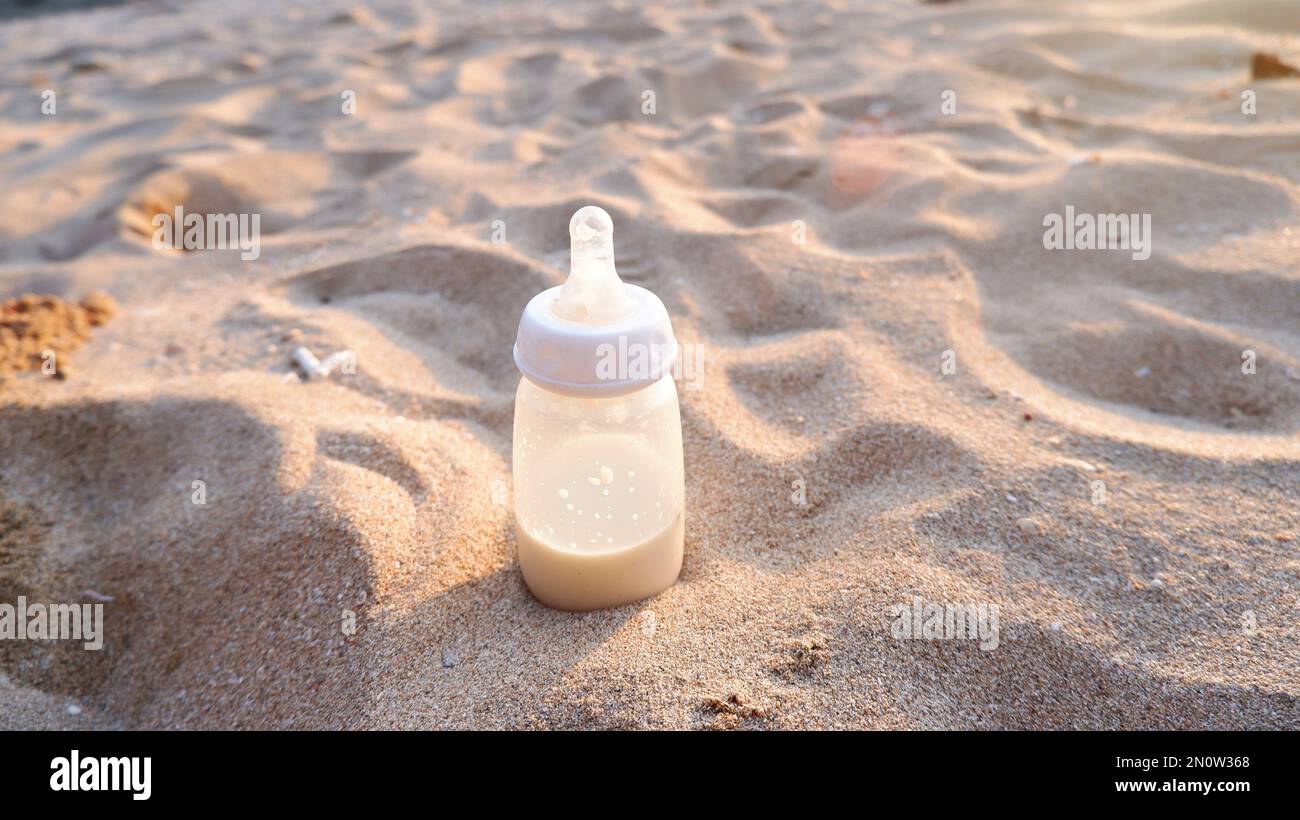 Milchflasche am Strand Sand bei Sonnenuntergang Stockfoto