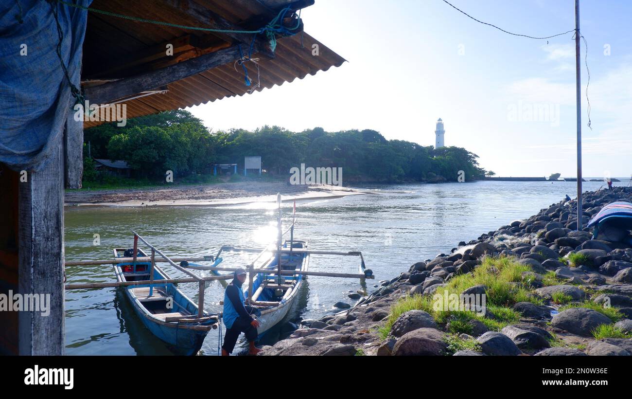 Garut, Indonesien - Dezember 12,2022 : Ein Fischer, der am Ufer neben seinem Boot steht Stockfoto