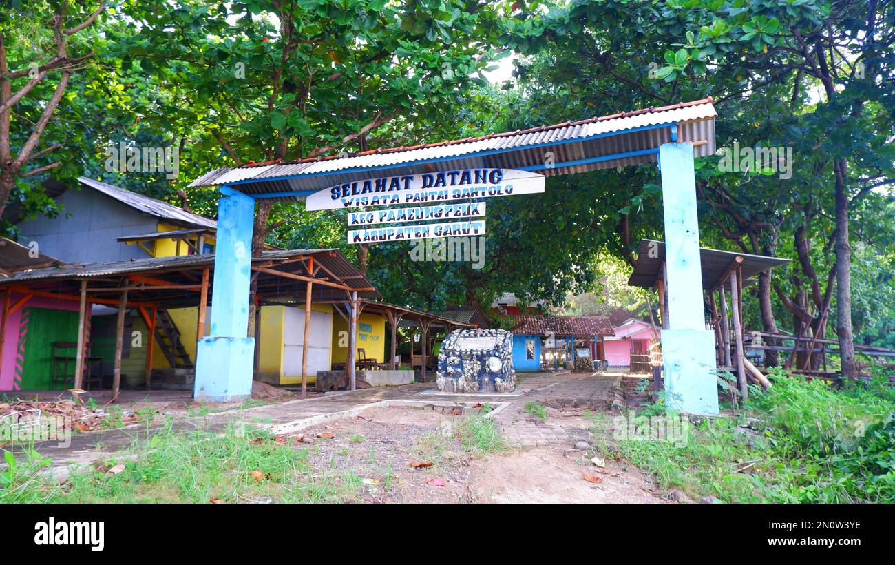 Garut, Indonesien- Dezember 12,2022:Tor Willkommen bei Touristenattraktionen in Sayang heulang pameungpeuk garut, Gapura selamat datang Stockfoto