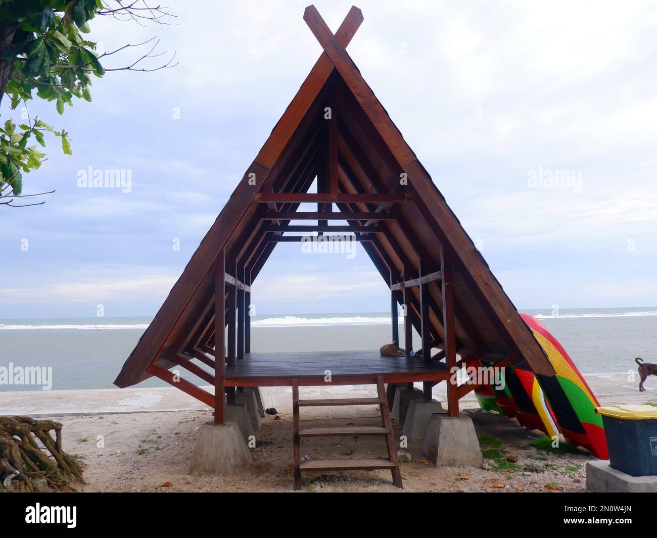 Dreieckige Pavillons an wunderschönen Stränden, wunderschönes Meer und Himmel, wunderschöne Pavillons Stockfoto