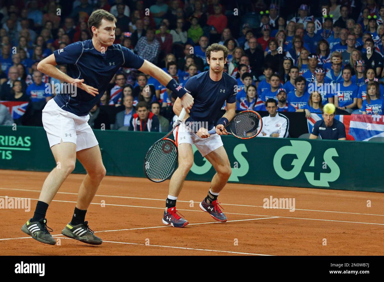 Britain’s Andy Murray, right, and his brother Jamie Murray return against Belgium’s Steve Darcis and David Goffin during their doubles Davis Cup final tennis match at the Flanders Expo in Ghent, Belgium, Saturday, Nov. 28, 2015. (AP Photo/Alastair Grant) Stockfoto