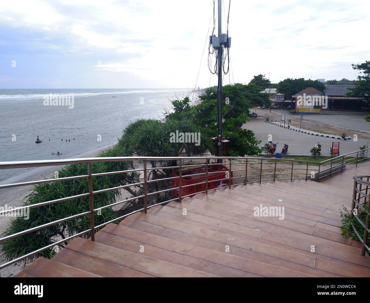 Straße oder Brücke oder hölzerne Treppen am Strand, Blick auf die Strandbrücke in Sayang Heulang Indonesia Stockfoto