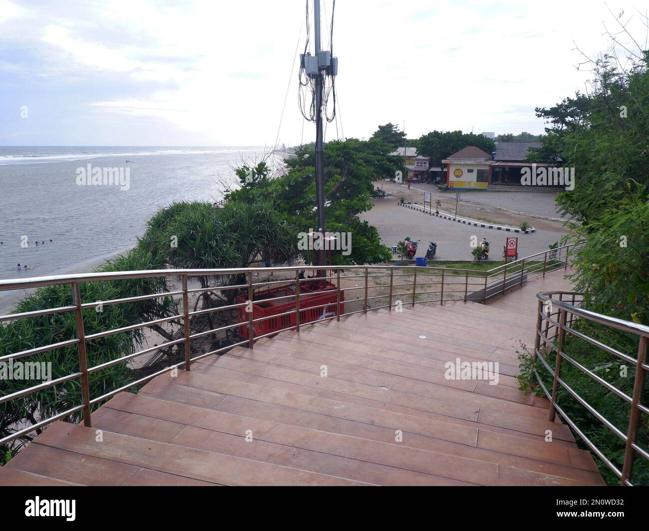 Straße oder Brücke oder hölzerne Treppen am Strand, Blick auf die Strandbrücke in Sayang Heulang Indonesia Stockfoto