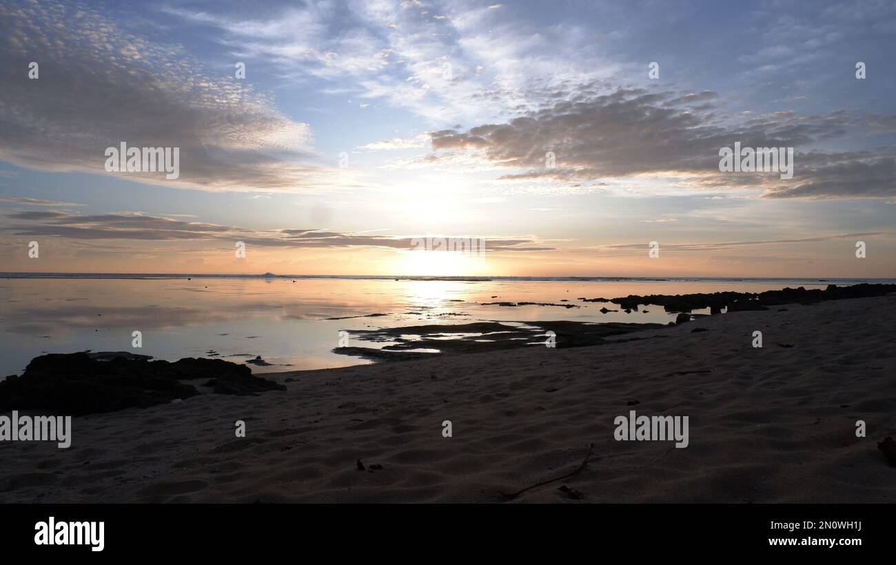 Sonnenuntergang am Strand. Paradiesstrand. Tropisches Paradies, weißer Sand, Strand und klares Wasser. Landschaft mit Sonnenuntergang am Strand. Stockfoto