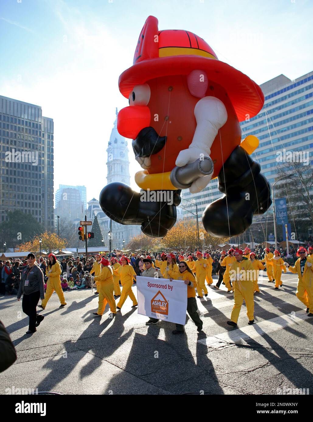 Handlers walk the Mr. Potato Head Fireman balloon down 16th Street in Philadelphia during the 96th annual Thanksgiving day parade Thursday Nov. 26 2015. AP Photo Joseph Kaczmarek Stockfotografie Alamy