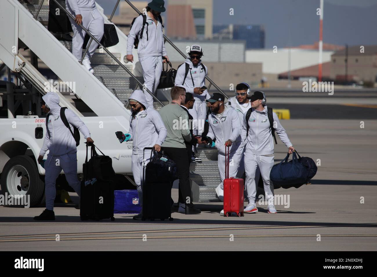 Phoenix, Arizona, USA. 5. Februar 2023. Die Spieler der Philadelphia Eagles kommen zum SuperBowlLVII auf der Goldwater Air National Guard Base in Arizona in Phoenix an, um am 12. Februar im Stadion der State Farm das SuperBowlLVII-Spiel gegen die Kansas City Chiefs zu erleben. Die Players kamen in einem Flugzeug der American Airline an. (Kreditbild: © Niyi Fote/TheNEWS2 via ZUMA Press Wire) NUR ZUR REDAKTIONELLEN VERWENDUNG! Nicht für den kommerziellen GEBRAUCH! Stockfoto