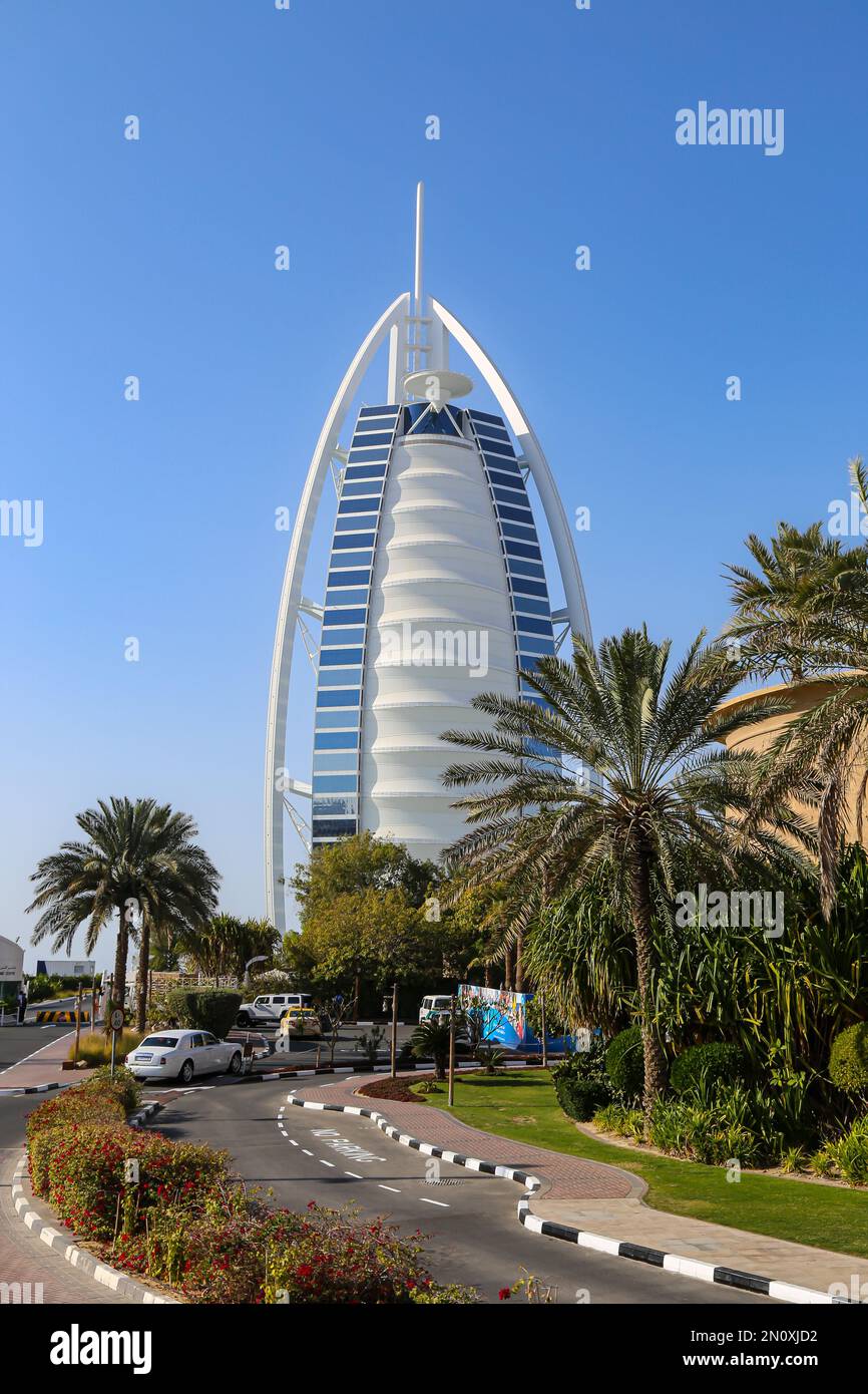 Dubai, VAE - Februar 14,2022: Das Burj Al Arab Hotel, ein Luxushotel in Dubai, befindet sich auf einer künstlichen Insel. Das Hotel ist segelförmig gestaltet. A Stockfoto