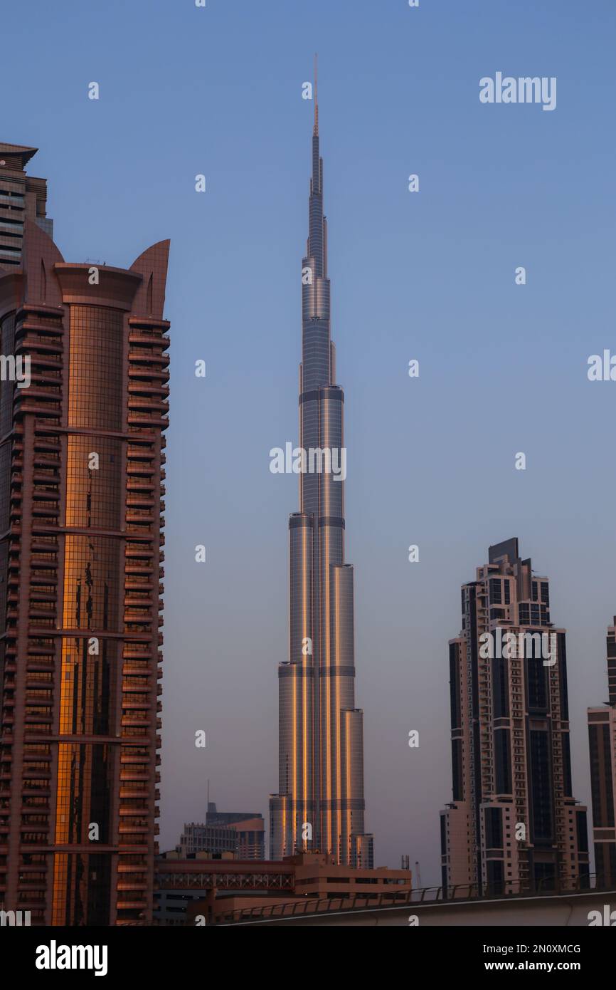 Dubai, VAE - Februar 14,2022: Burj Khalifa Tower im Herzen von Dubai. Burj Dubai, ein Wolkenkratzer in den Vereinigten Arabischen Emiraten. Bekannt dafür, dass er der Beste ist Stockfoto