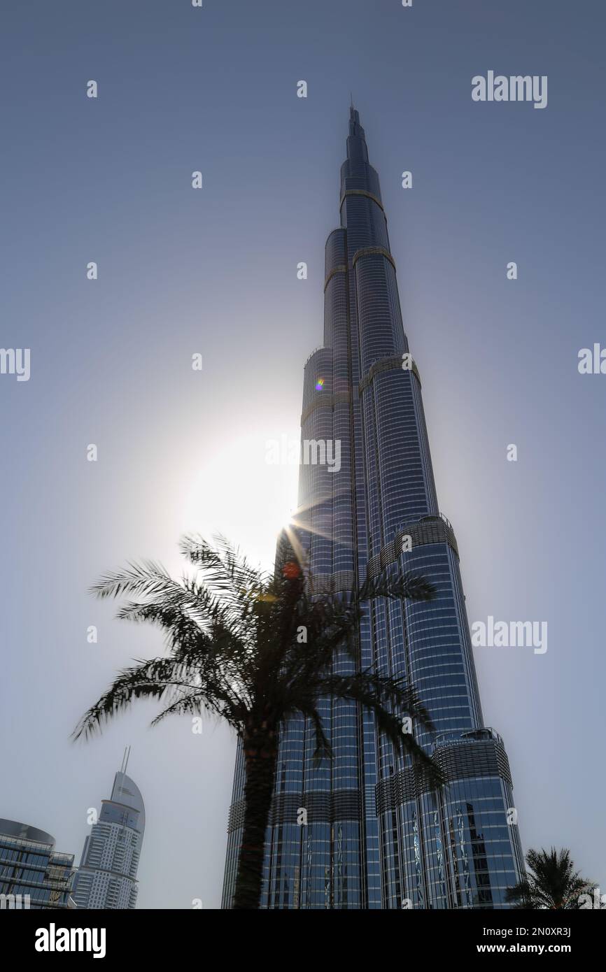 Dubai, VAE - Februar 14,2022: Burj Khalifa Tower im Herzen von Dubai. Burj Dubai, ein Wolkenkratzer in den Vereinigten Arabischen Emiraten. Bekannt dafür, dass er der Beste ist Stockfoto