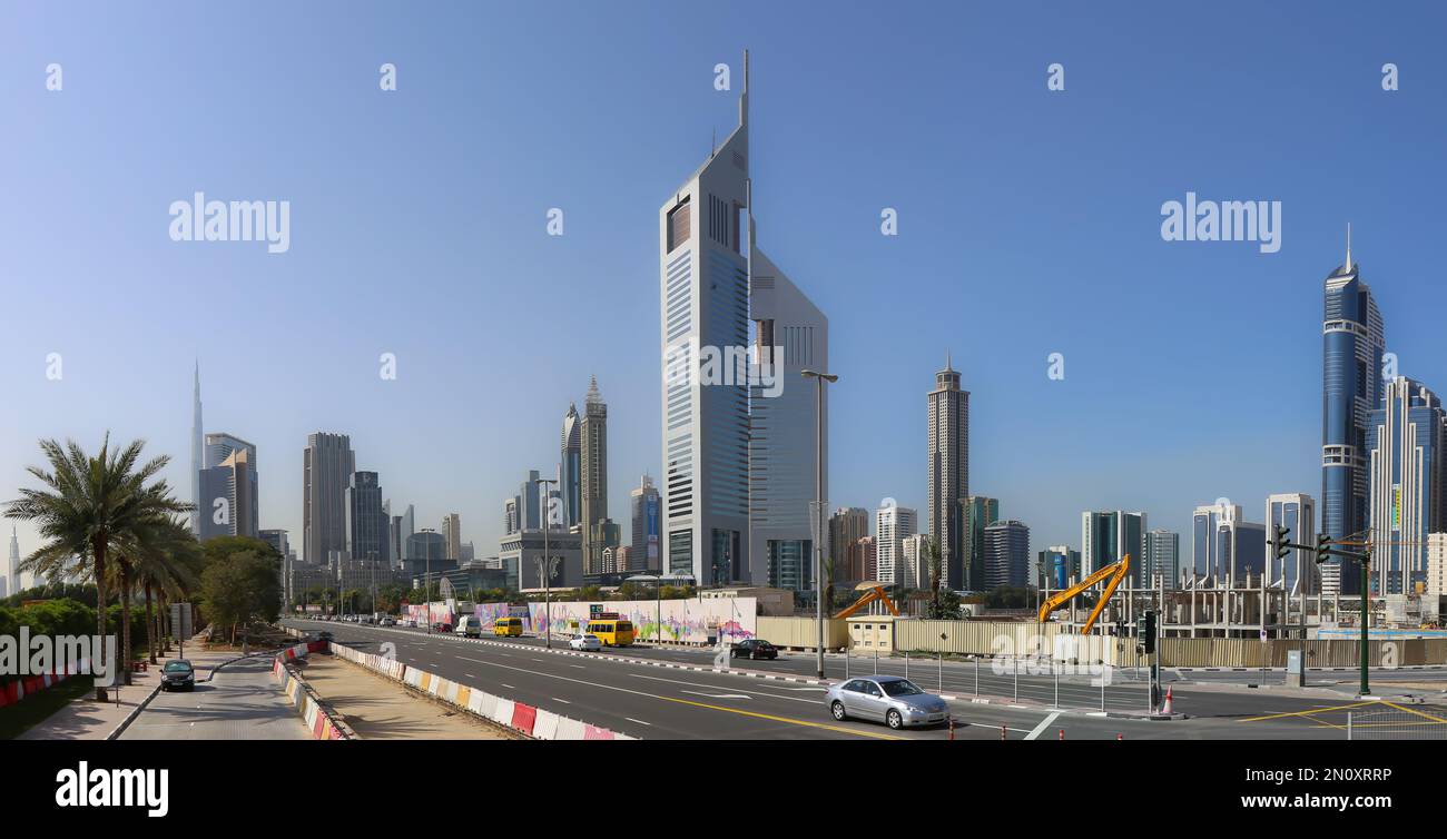 Dubai, Vereinigte Arabische Emirate - Februar 14,2022: Jumeirah Emirates Towers ist ein Luxushotel im Herzen von Dubais Finanzviertel. Das Hotel verfügt über zwei Türme, t Stockfoto