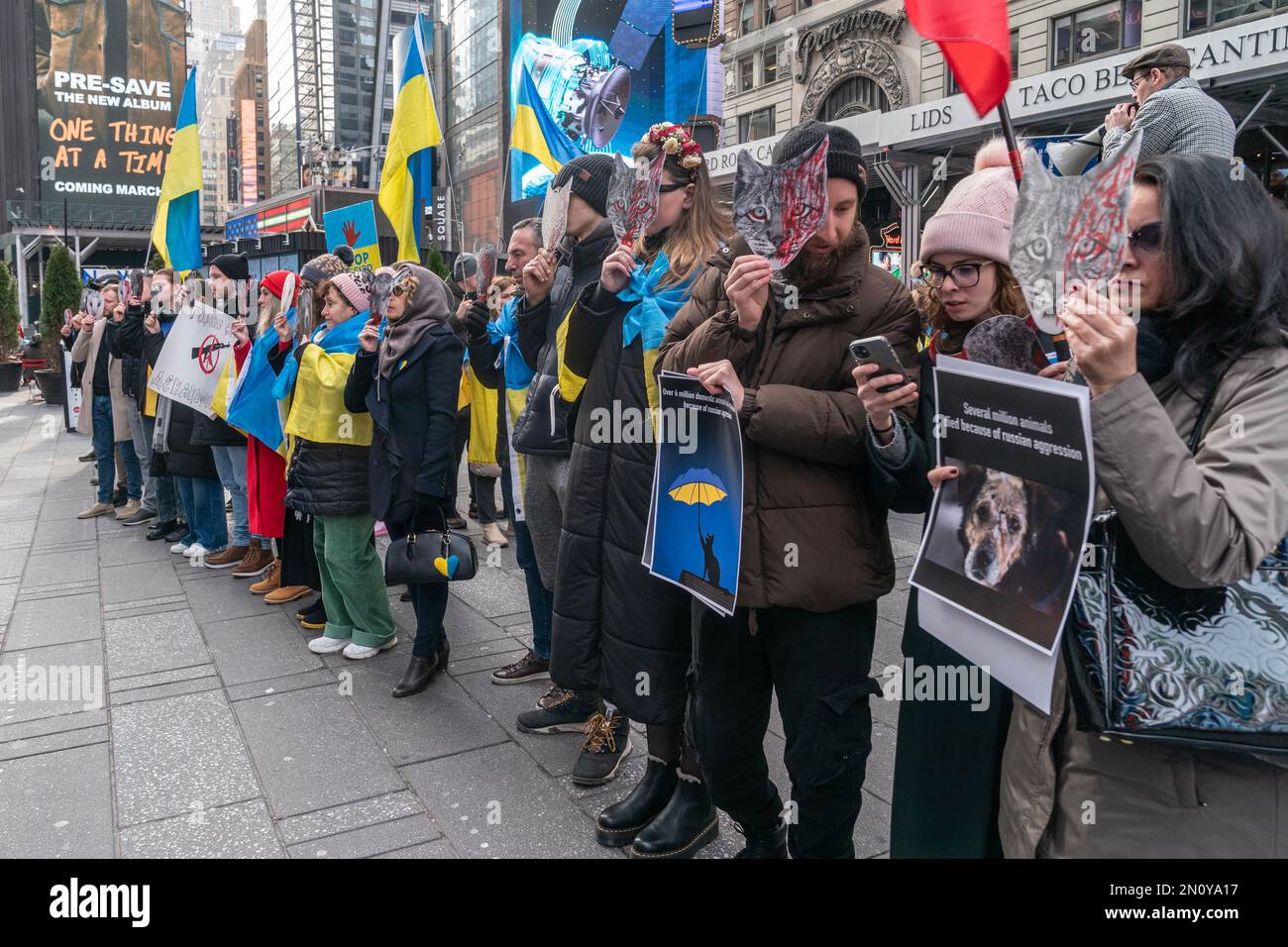 Aktivisten treffen sich am 5. Februar 2023 am Times Square in New York gegen die russische Aggression gegen die Ukraine zum Thema Ecocide Stockfoto