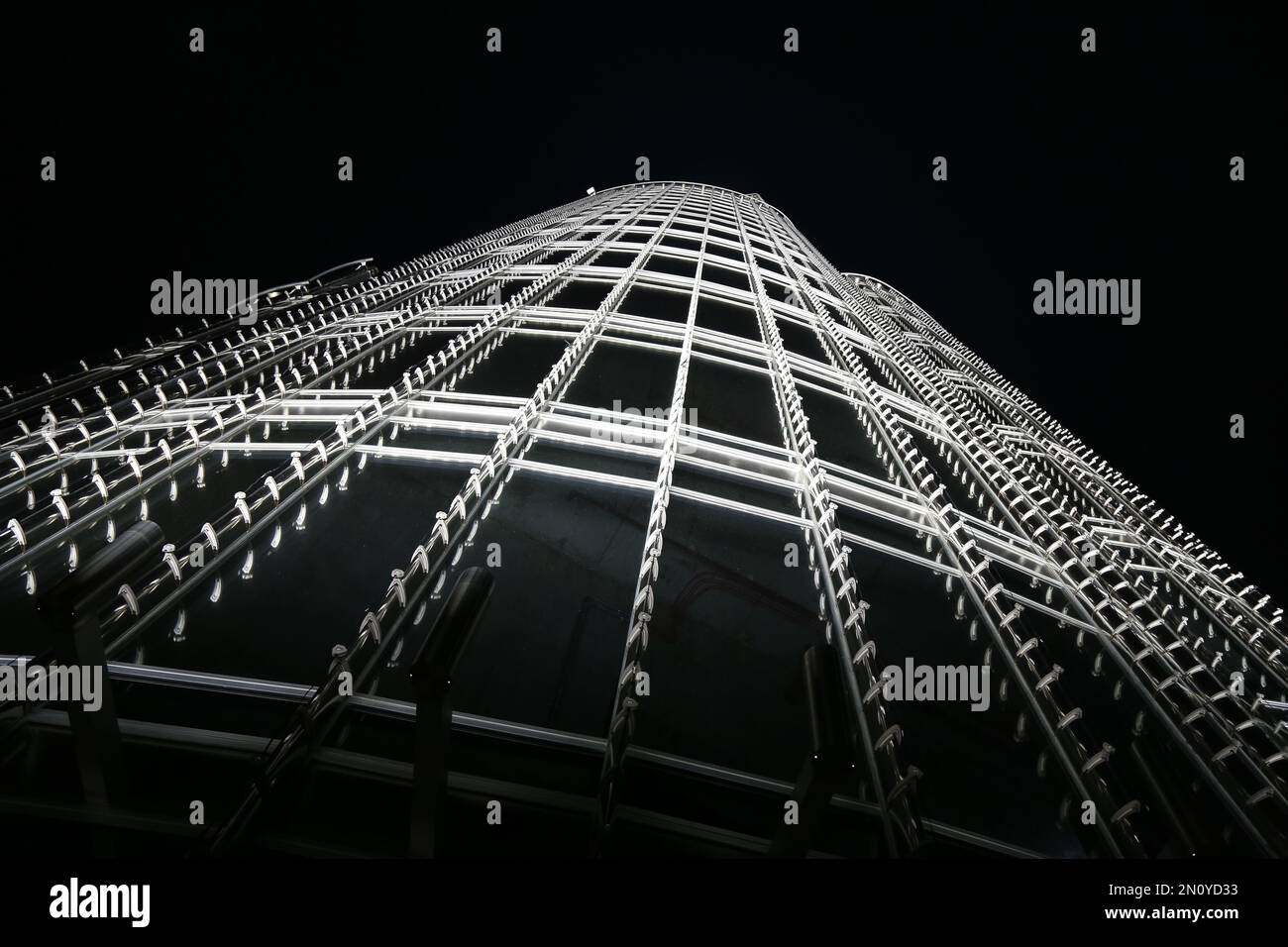 Dubai, Vereinigte Arabische Emirate - 14. Februar 2022: Nahe der Fassade des Burj Khalifa Tower im Herzen von Dubai. Die Eisenstahlkonstruktion und die Glasfassade illumina Stockfoto