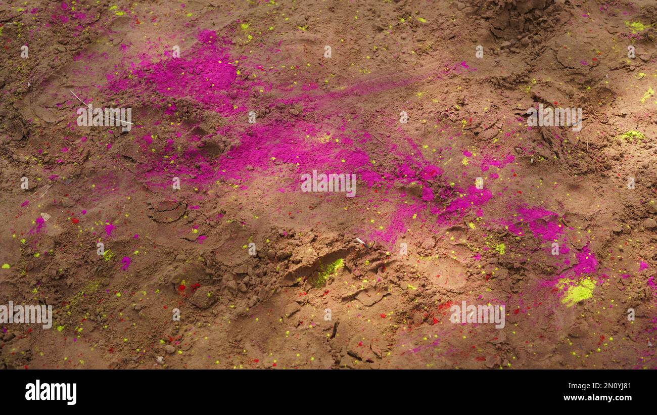 Spritzendes Gulal- oder Abhir-Muster auf dem Boden mit verschiedenen Farben. Gulal-Farbdetails mit attraktivem rosa Farbstoff. Konzept des Holi-Festivals in Indien. Stockfoto