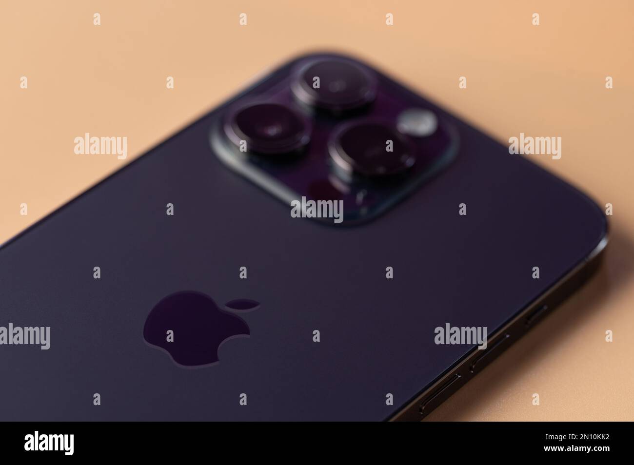 New york, USA - 28. Januar 2022: Rückansicht des Apple iphone 14 pro max Smartphone violett auf braunem Hintergrund Stockfoto