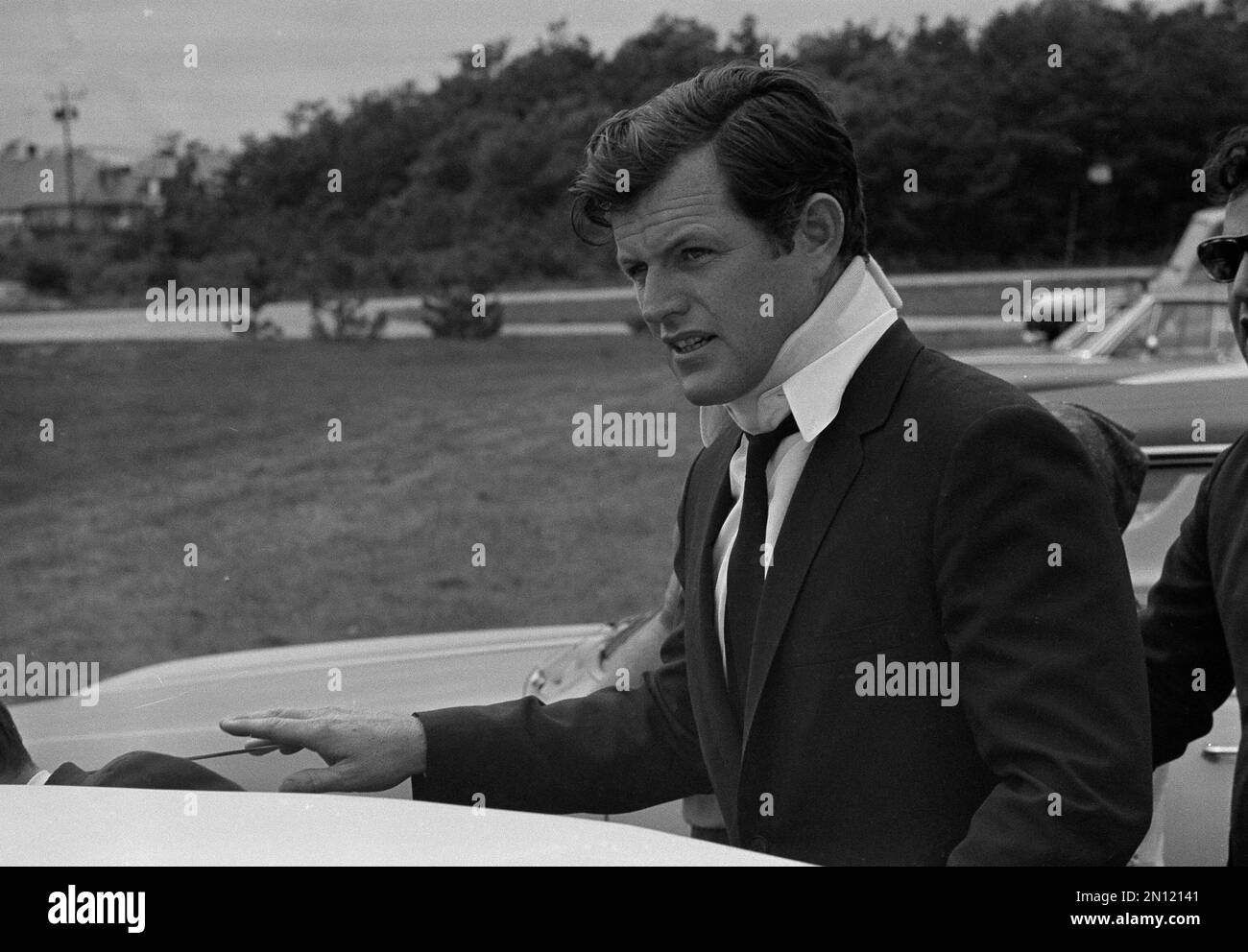 Senator Edward Kennedy, D-Mass., arrives back home in Hyannis, Mass., after attending the funeral of Mary Jo Kopechne in Pennsylvania, July 22, 1969. Miss Kopechne drowned when a car driven by Senator Kennedy went off a bridge on Chappaquiddick, a small island on the eastern end of Martha's Vineyard, Mass. (AP Photo/Frank C. Curtin) Stockfoto