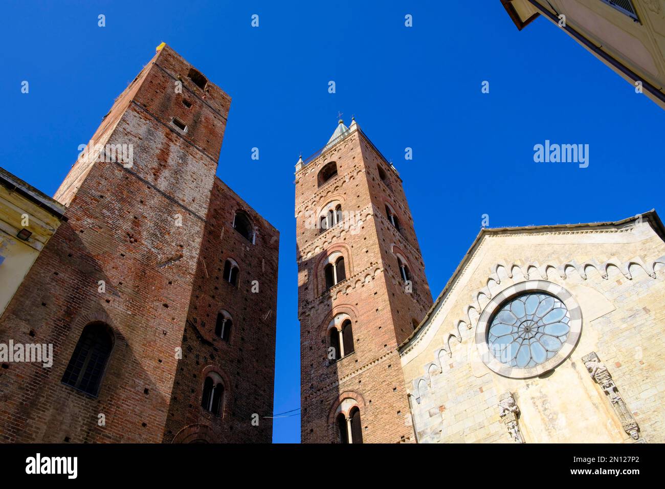 Gender Tower und Kathedrale, Cattedrale di San Michele Arcangelo, Altstadt Albegna, Riviera, Ligurien, Italien, Europa Stockfoto