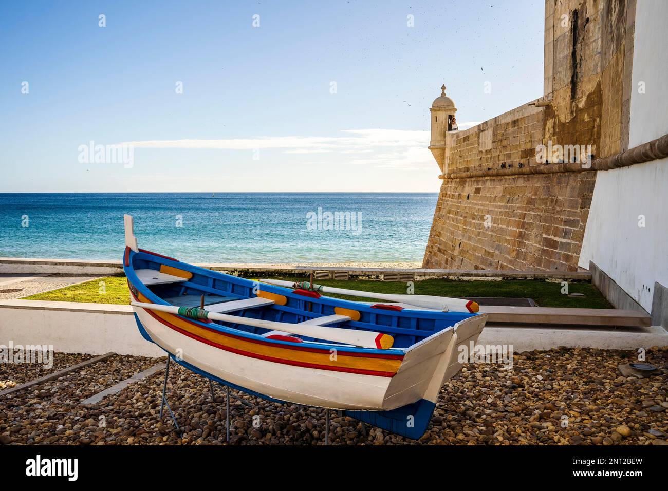 Das traditionelle Holzboot und die Festung St. James am Strand von Sesimbra, Lissabon Metropolregion, Portugal, Europa Stockfoto