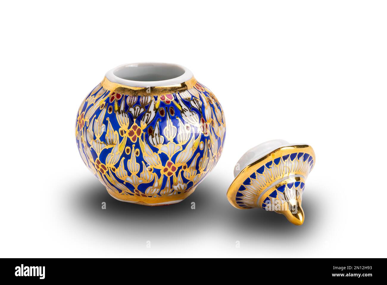 Handgemachtes buntes thailändisches Porzellandesign in fünf Farben namens Benjarong auf weißem Hintergrund mit Schneideweg. Schönes kostbares Souvenir aus Thailand Stockfoto