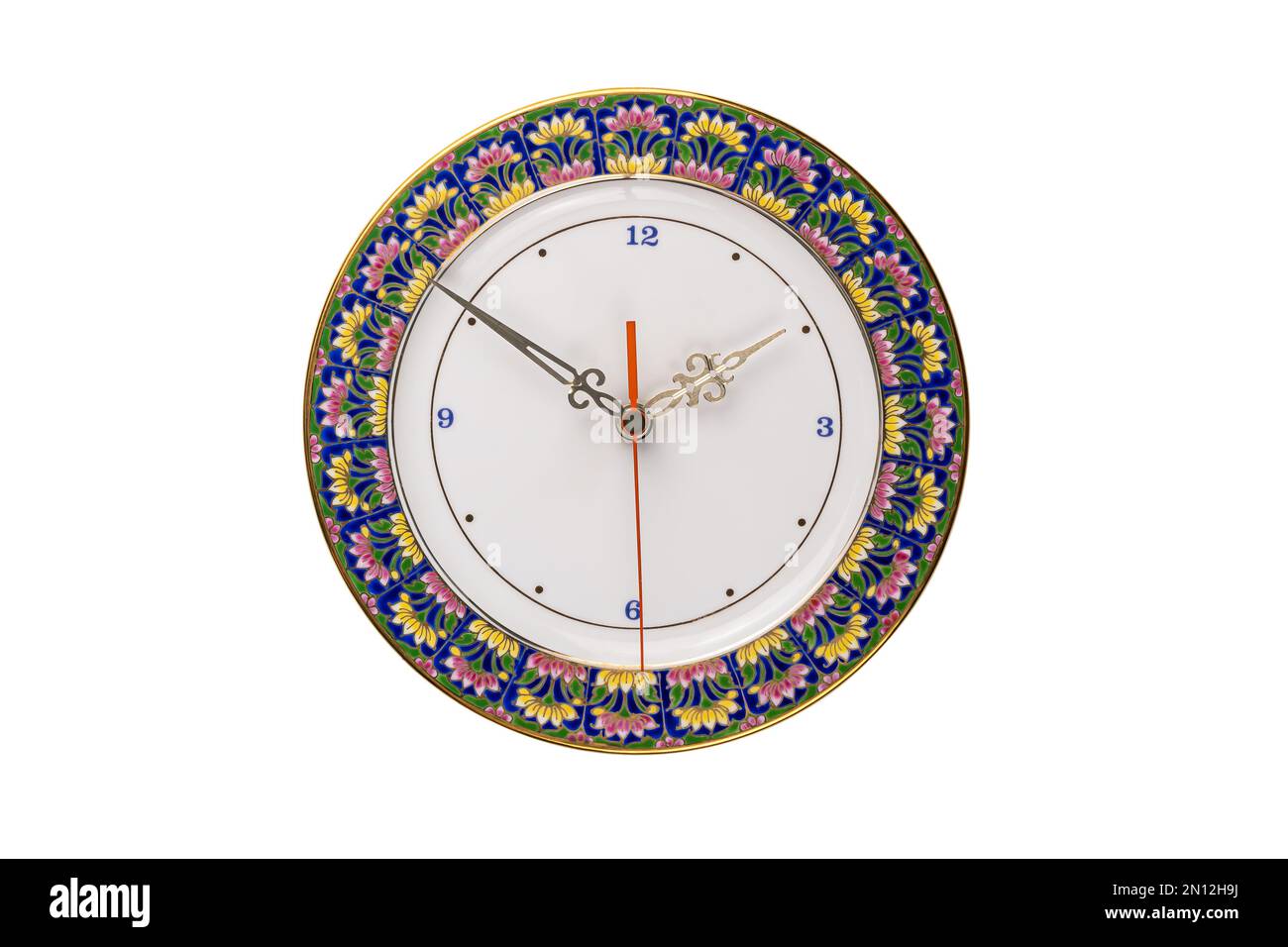 Benjarong Uhr, das schöne Souvenir von Thailand, Design als Porzellanteller mit fünf Farben Blumen Malerei, isoliert auf weißem Hintergrund mit Stockfoto