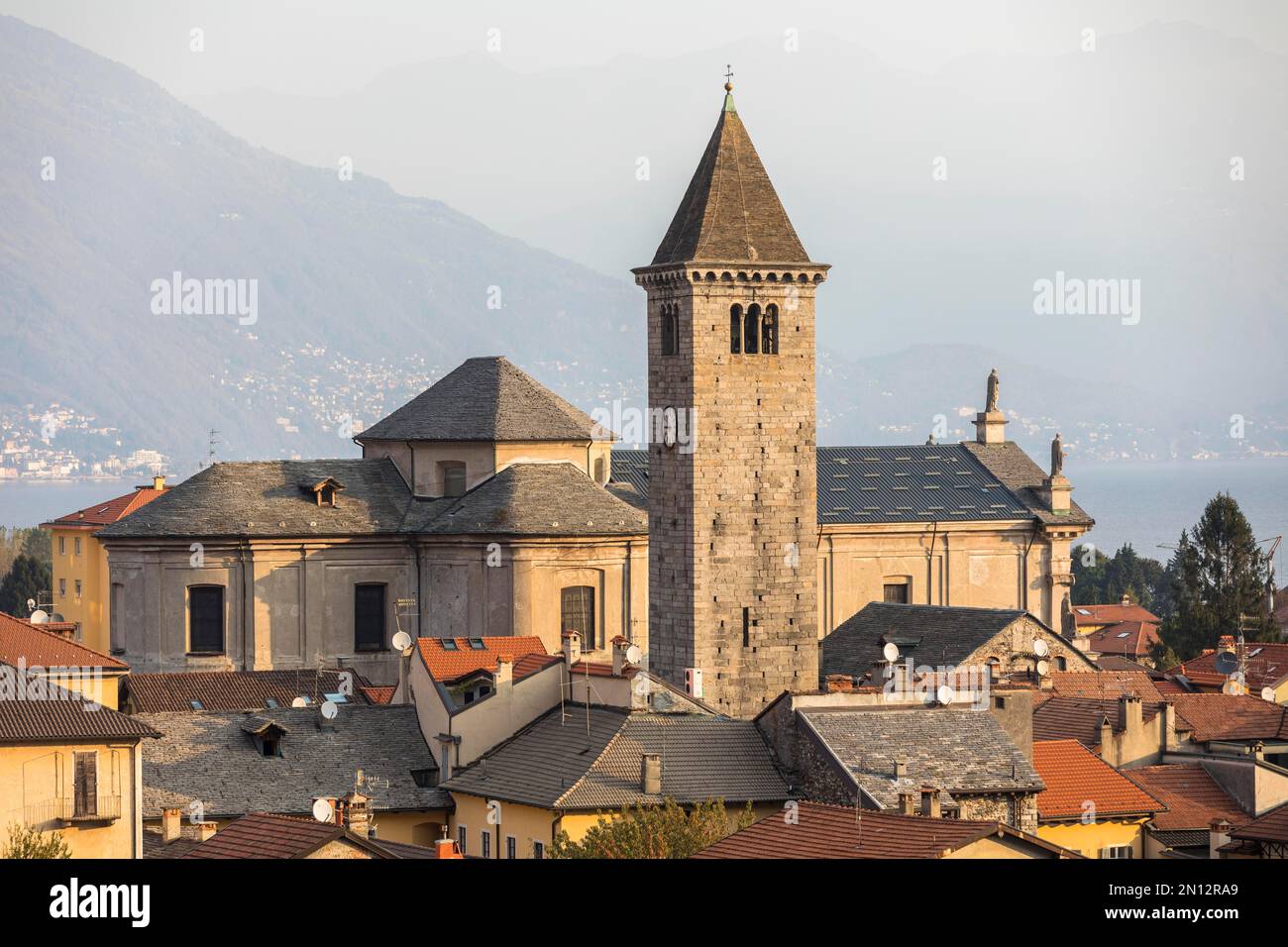 Morgenlicht mit Kirche San Vittore, Cannobio, Lago Maggiore, Piemont, Italien, Europa Stockfoto