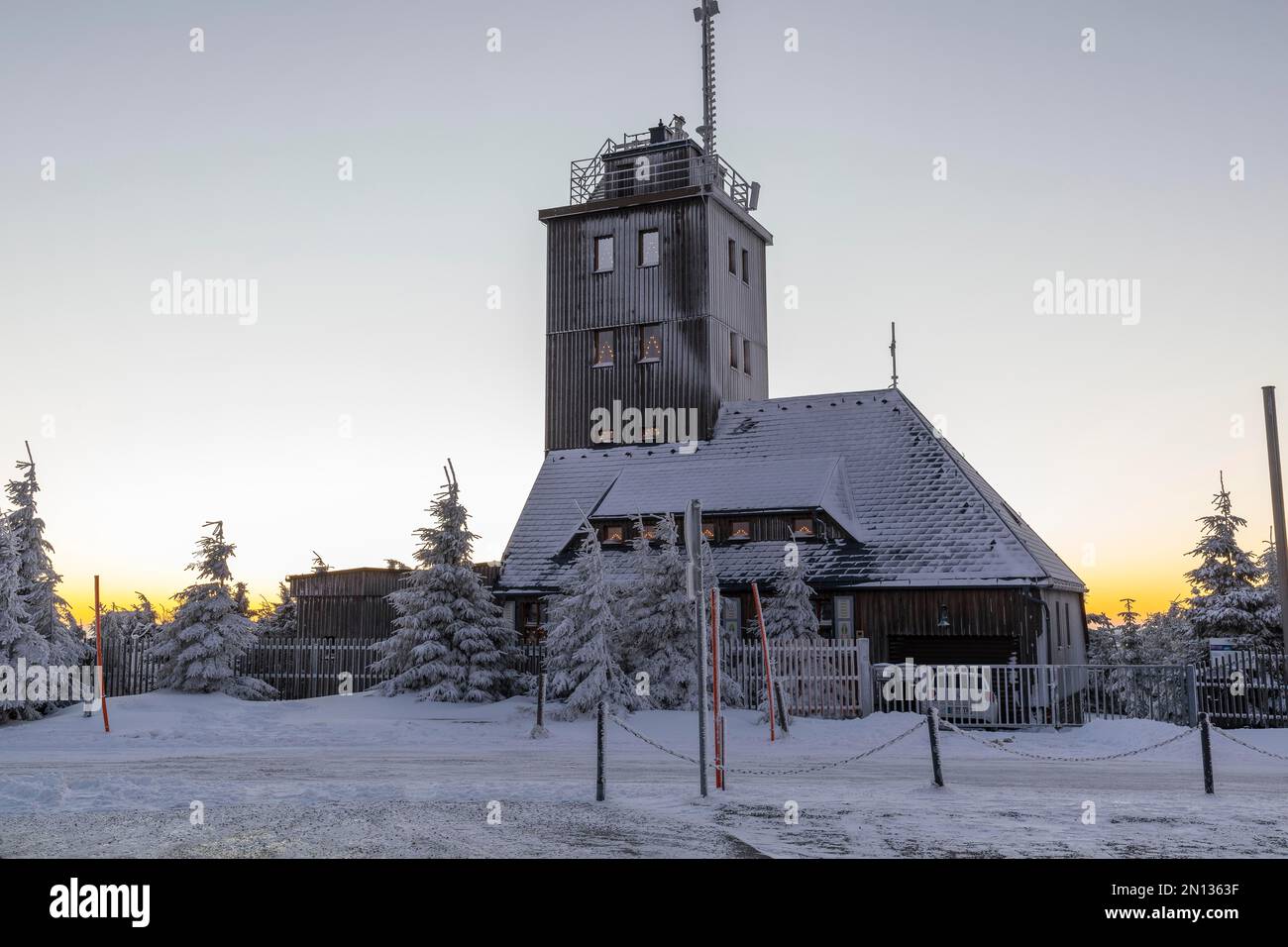 Verschneite Wetterstation mit Lichtbögen auf dem Gipfel des Fichtelbergs, Erzgebirges, Sachsen, Deutschland, Europa Stockfoto