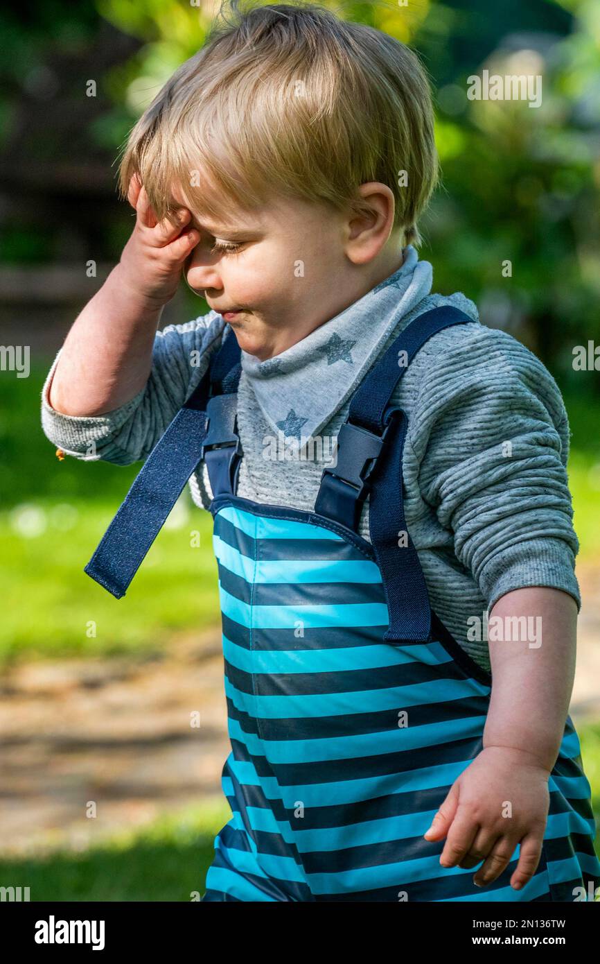 Gesichtsausdrücke und Gesten eines Kleinkindes im Alter von 3 Jahren, Berlin, Deutschland, Europa Stockfoto