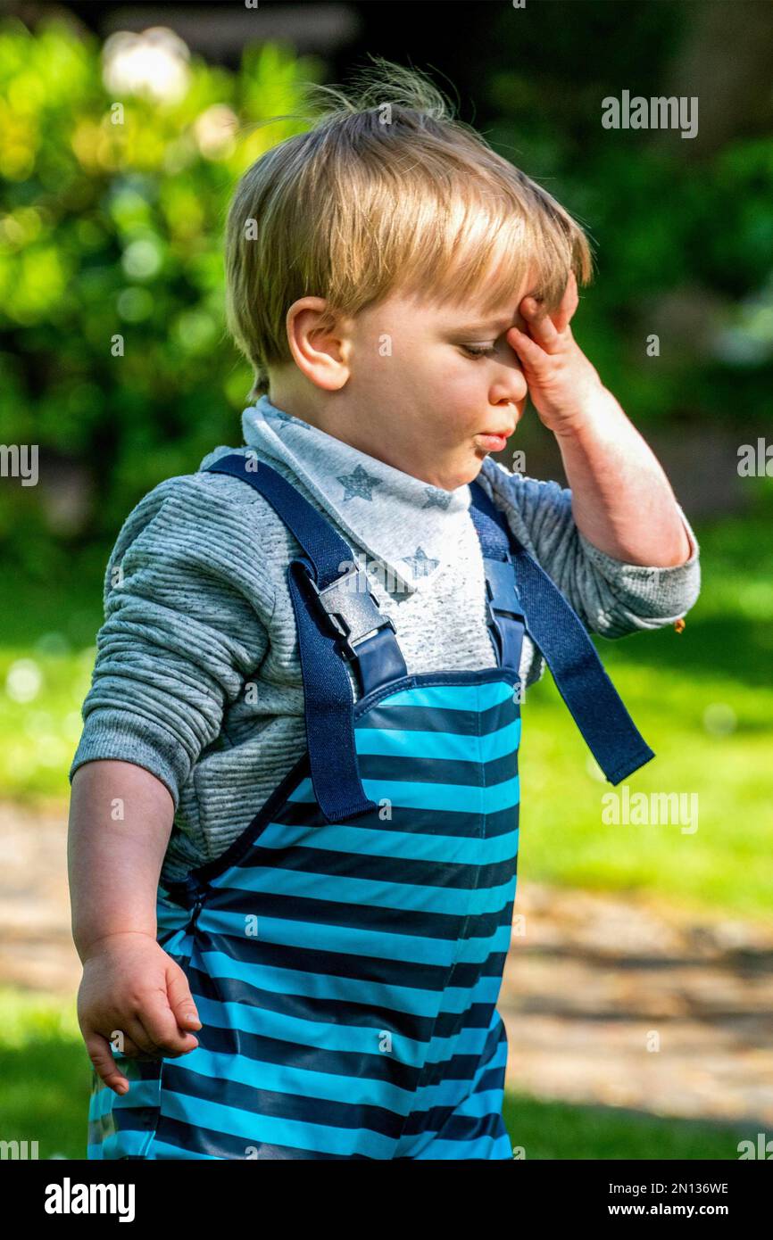 Gesichtsausdrücke und Gesten eines Kleinkindes im Alter von 3 Jahren, Berlin, Deutschland, Europa Stockfoto