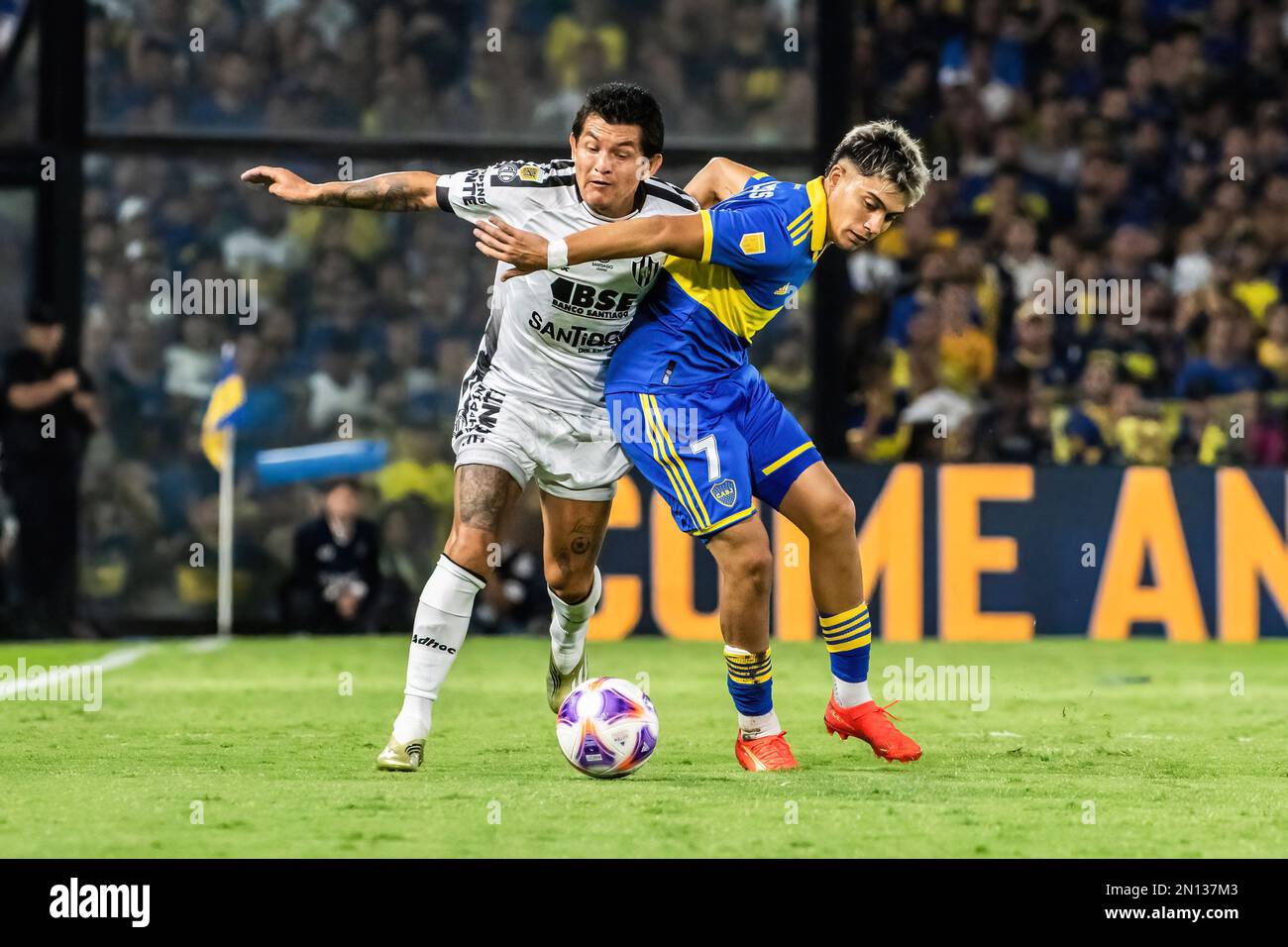 Buenos Aires, Argentinien. 05. Februar 2023. Exequiel Zeballos (R) von Boca Juniors und Luis Rodriguez (L) von Central Cordoba in Aktion während eines Spiels zwischen Boca und Central Cordoba als Teil des Liga Profesional 2023 im Estadio Alberto J. Armando. (Endstand; Boca Juniors 0:0 Central Cordoba) (Foto: Manuel Images Cortina/Sipa USA Credit: SIPA USA/Alamy Live News Stockfoto