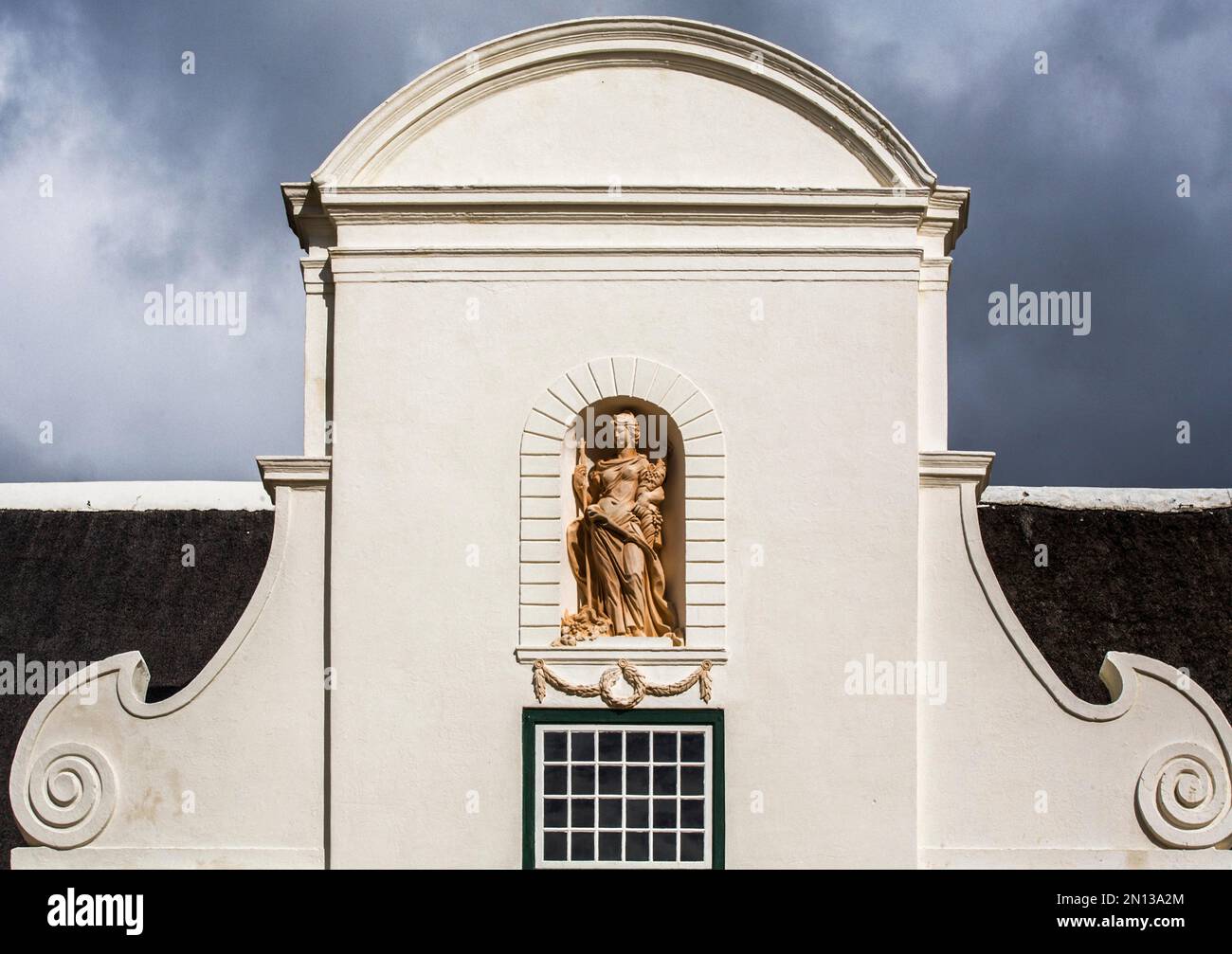 Giebel des Herrenhauses, entworfen von SkulptorAnreith, Groot Constantia Wine Estate im kapholländischen Architekturstil, Kapstadt, Südafrika, Wir Stockfoto