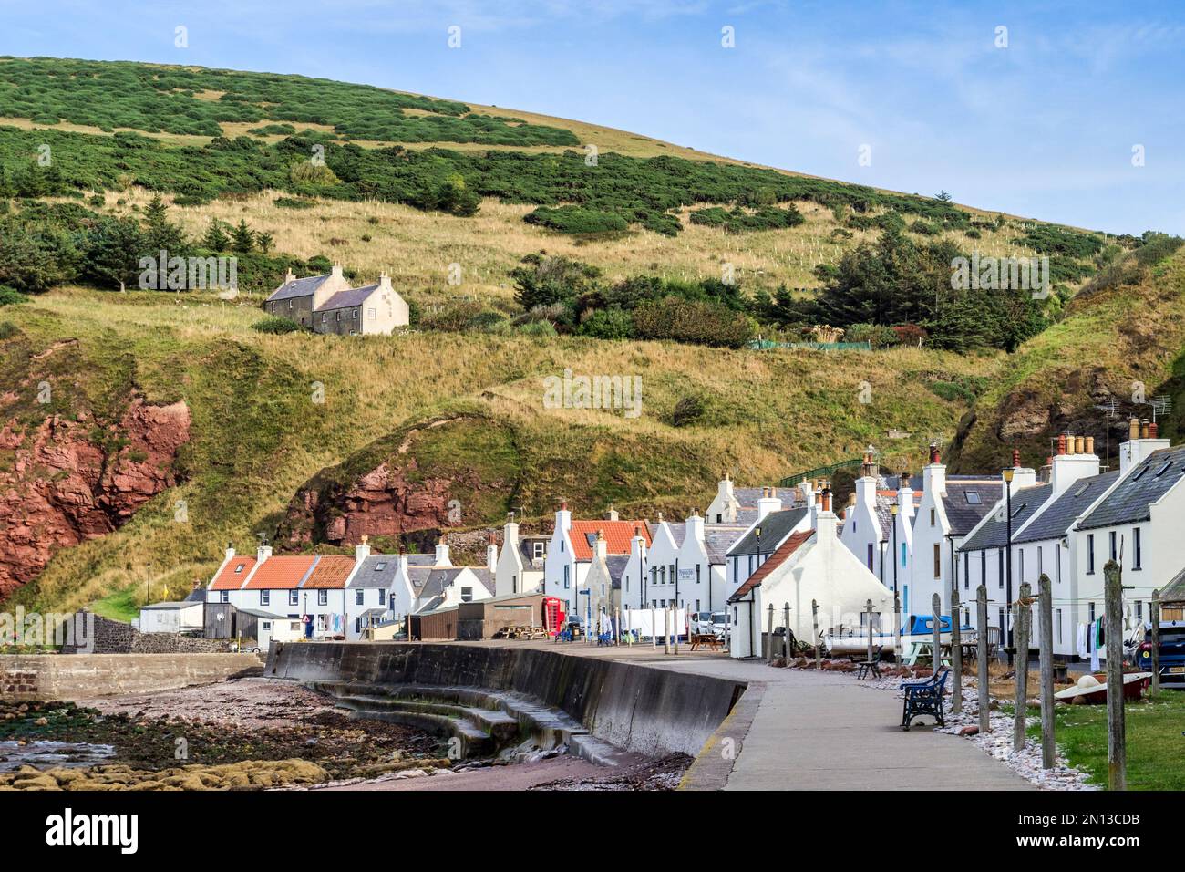 9. September 2022: Pennan, Aberdeenshire, Schottland - das Dorf Pennan, am Moray Firth in Aberdeenshire, einem ehemaligen Fischerdorf, das berühmt geworden ist Stockfoto