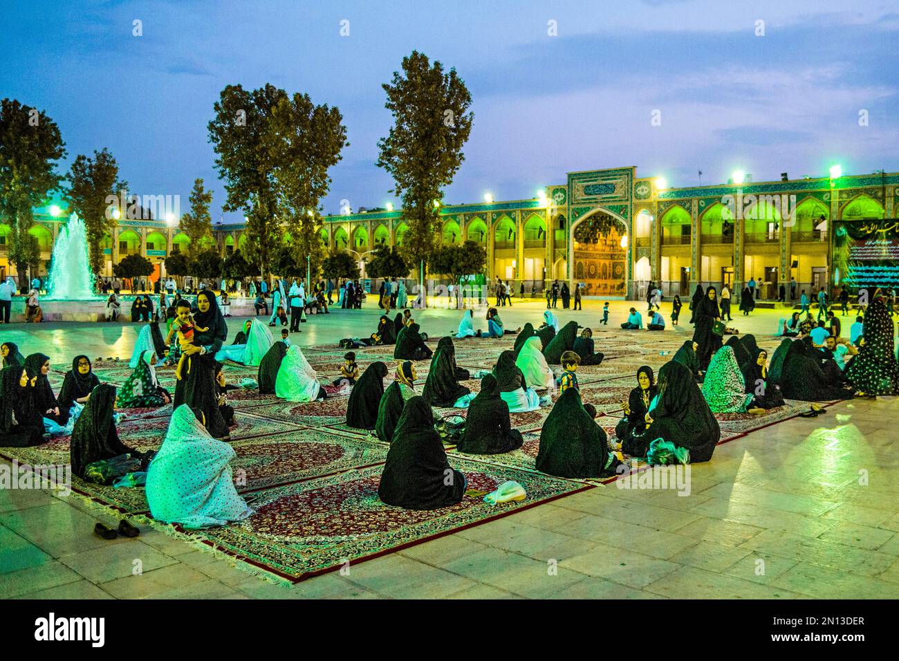 Pilger, Moschee und Mausoleum, Shah Cheragh, einer der wichtigsten Wallfahrtsorte der Schiiten im Iran, Shiraz, Shiraz, Iran, Asien Stockfoto