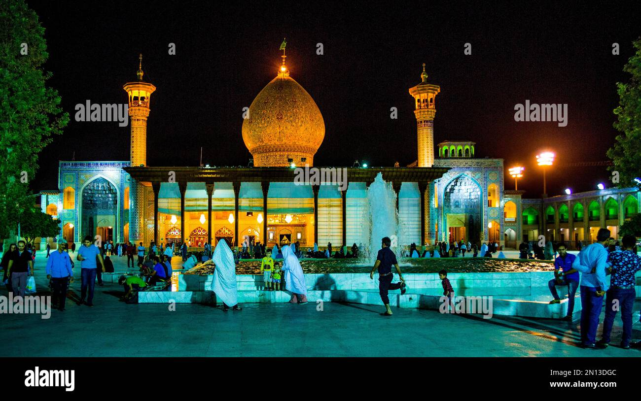 Pilger, Moschee und Mausoleum, Shah Cheragh, einer der wichtigsten Wallfahrtsorte der Schiiten im Iran, Shiraz, Shiraz, Iran, Asien Stockfoto