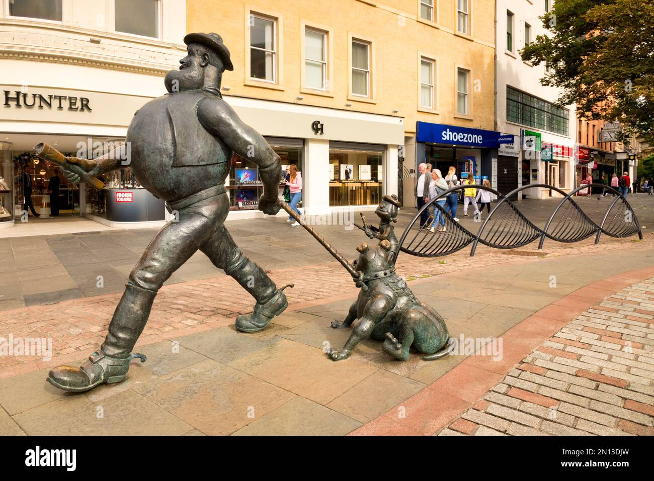 17. September 2022: Dundee, Dundee City, Schottland, Großbritannien - Statuen von Comicfiguren verzweifelt Dan und Minnie the Minx durchstreifen Dundee City Cent Stockfoto