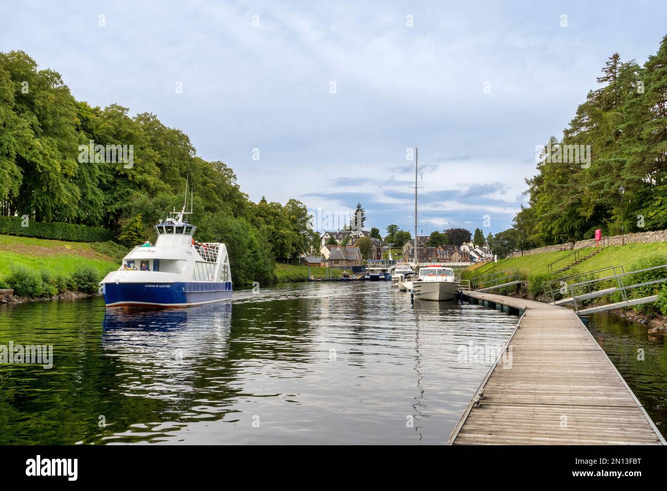 2. September 2022: Fort Augustus, Highland, Schottland - Touristenboot auf dem Caledonian Canal in Richtung Loch Ness, von Fort Augustus. Stockfoto