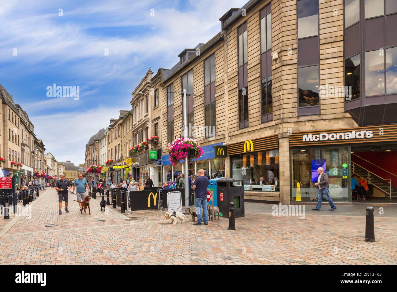 5. September 2022: Inverness, Highland, Schottland - Ein warmer Frühherbsttag in High Street, Inverness, mit Menschen, Hunden, Straßencafés, McDonalds... Stockfoto